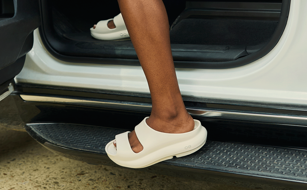 Women's OOyea Slide Sandal - Chalk model stepping into car | lifestyle