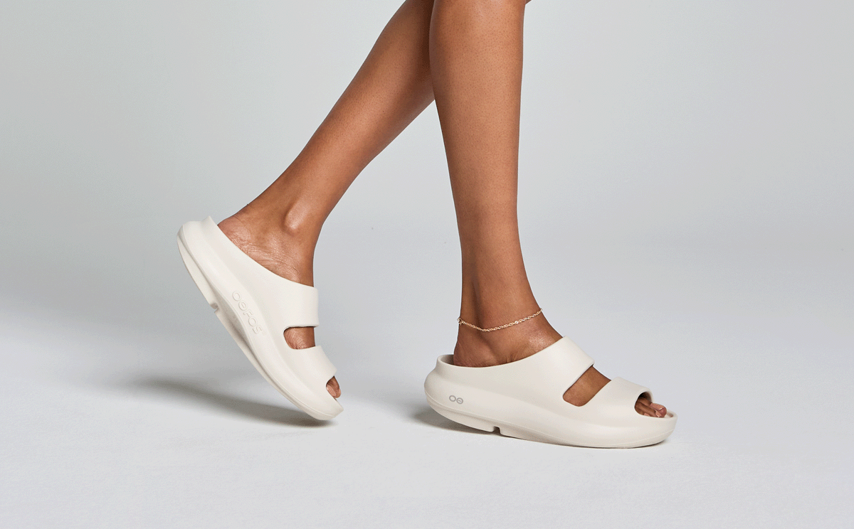 Women's OOyea Slide Sandal - Chalk model walking in studio | lifestyle